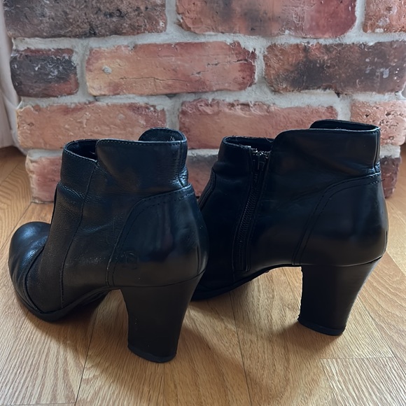 Born black leather ankle booties 3” heel size 7.5 EUC very comfortable - Picture 2 of 13